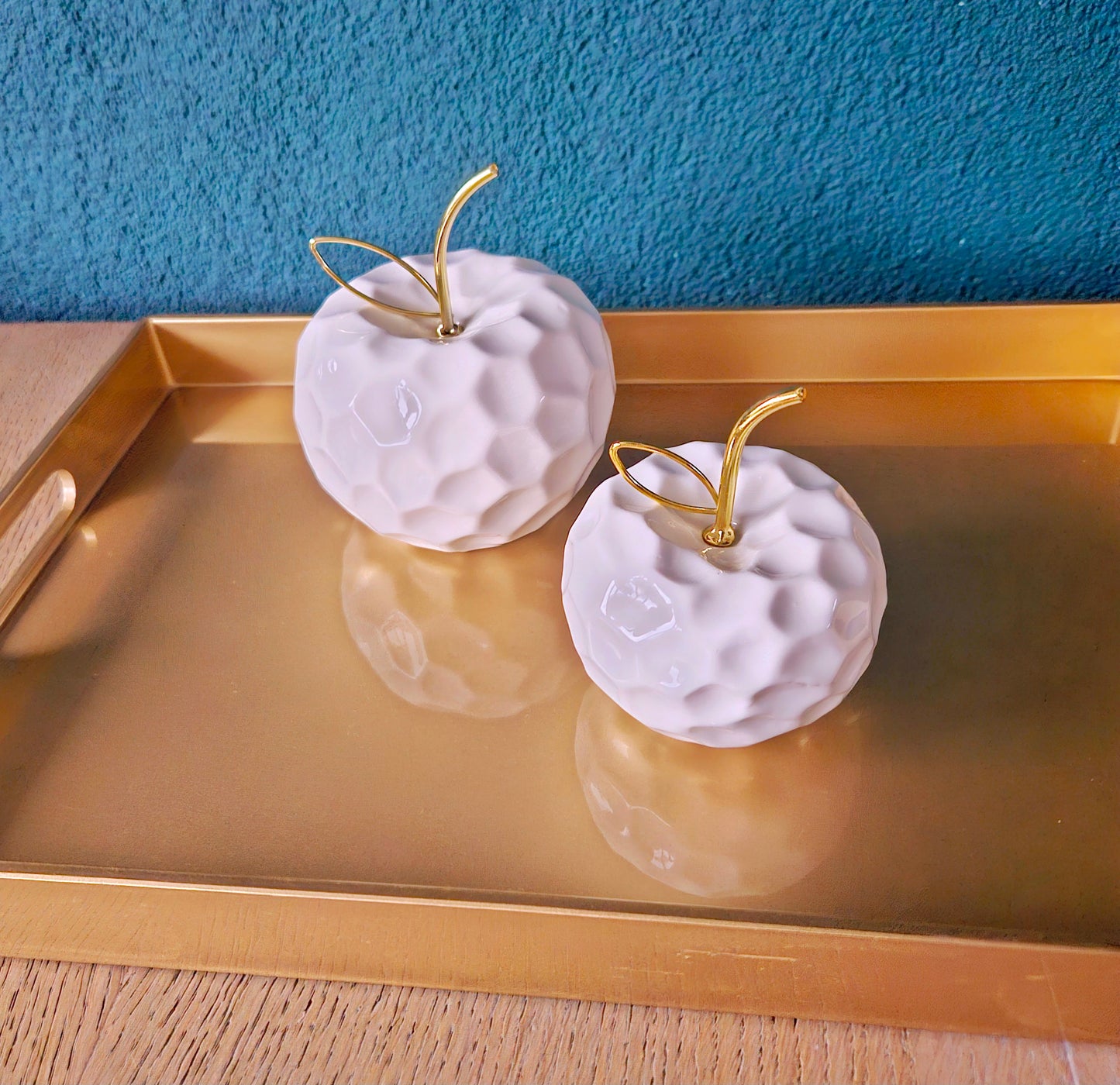 Decoratie appels wit met goudkleurige details