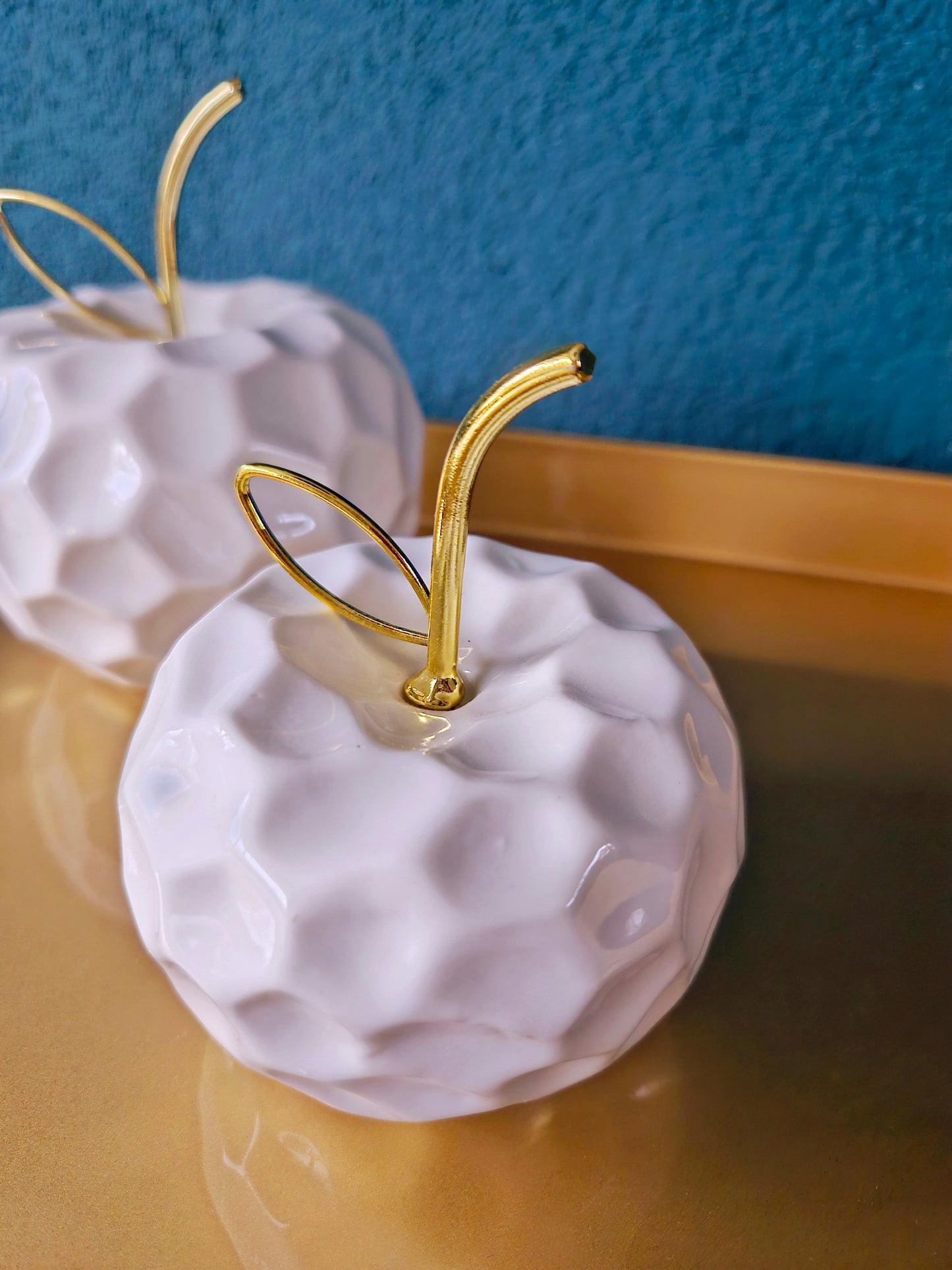 Decoratie appels wit met goudkleurige details