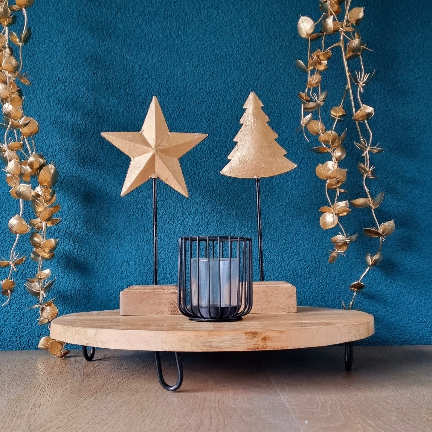 Kerstboom of kerstster goudkleurig op houten voet