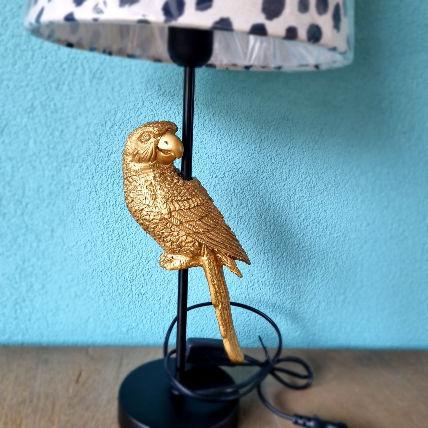 Tafellamp goudkleurige papegaai op poot met stippen lampenkap
