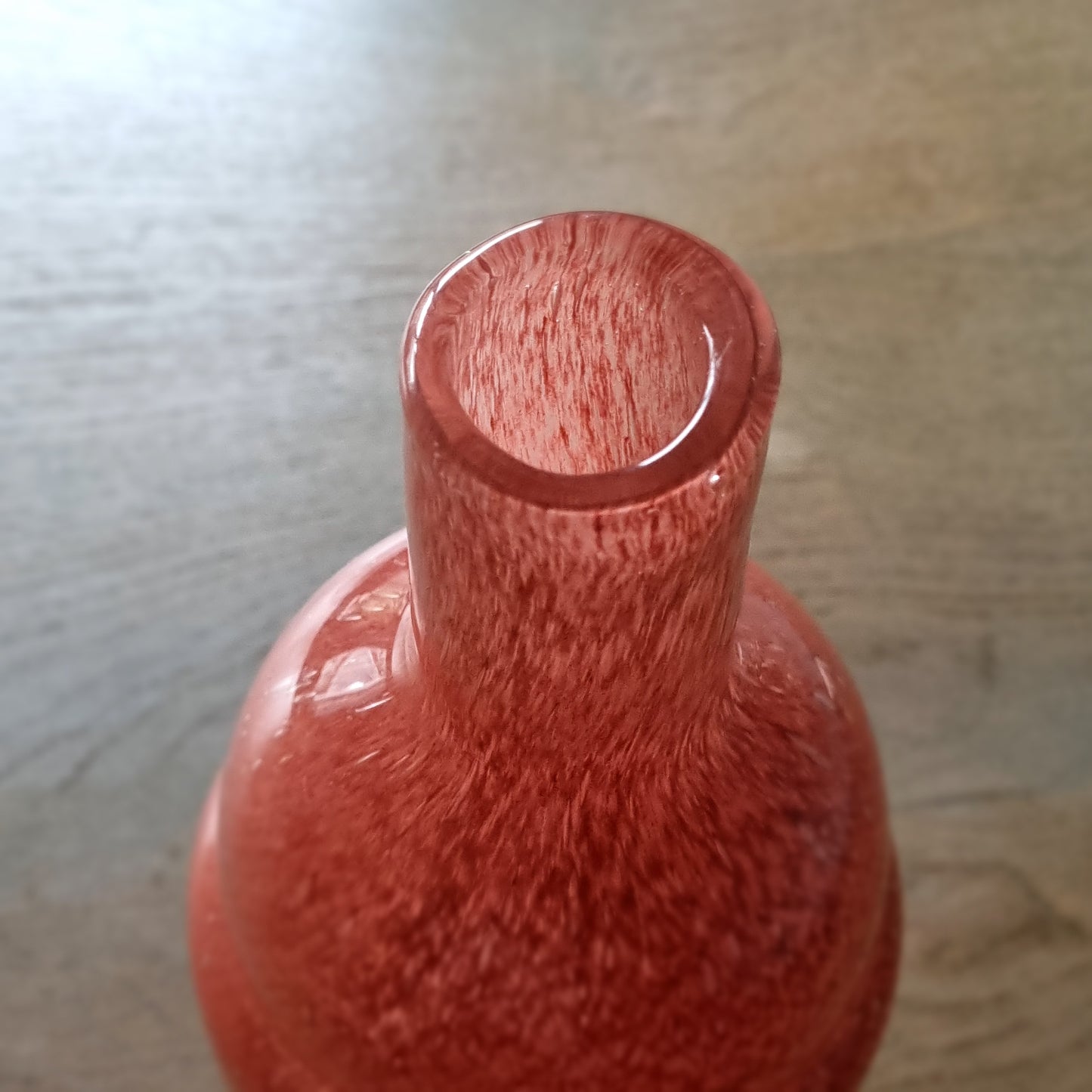 Vaas roze glas met luchtbelletjes in het glas