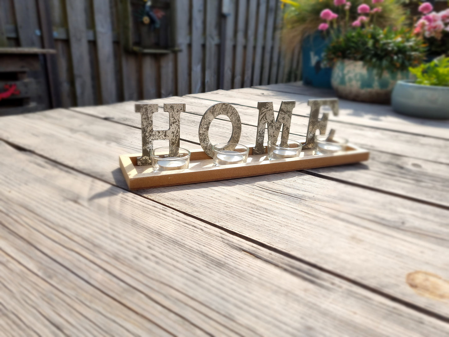 Waxinehouder op houtendienblad met letters HOME