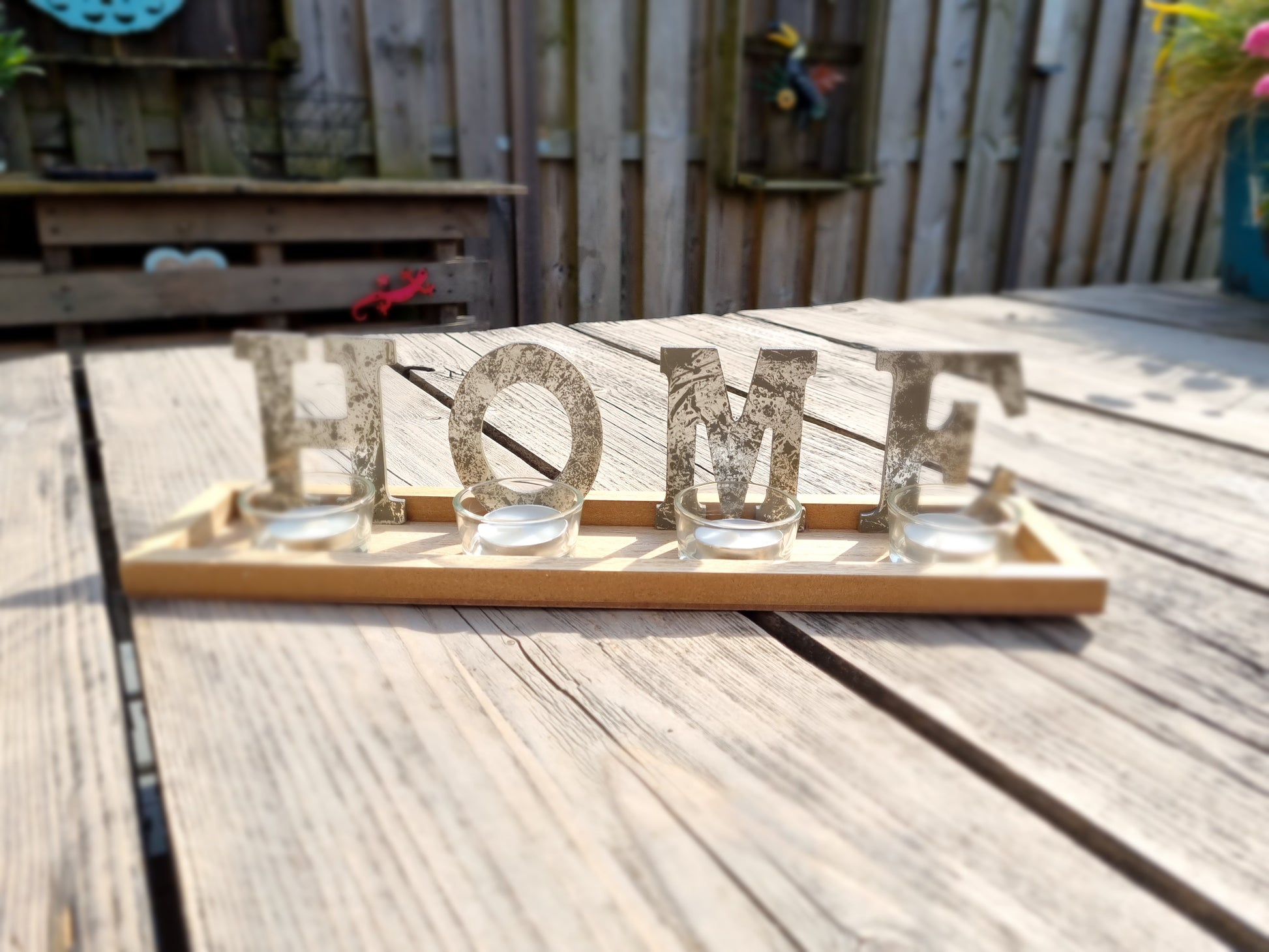 Waxinehouder op houtendienblad met letters HOME